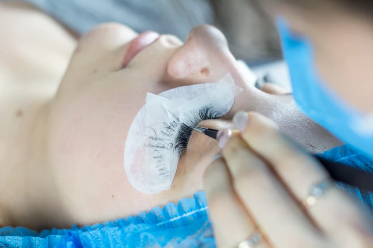 Lash designer trabalhando em atendimento no estudio
